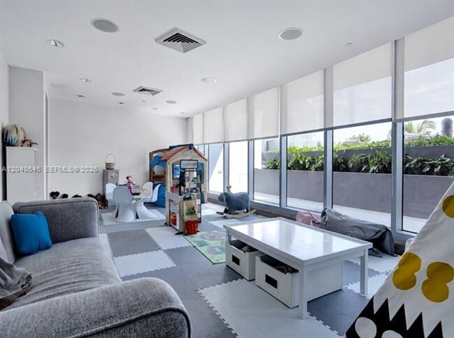 Building Photo - 17001 Collins Ave