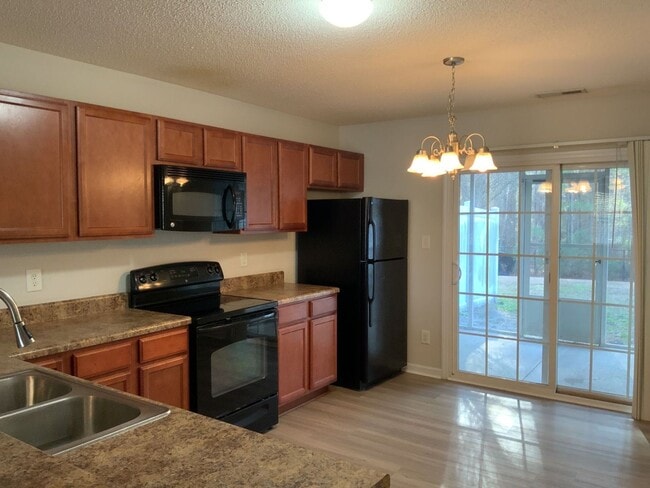 Building Photo - 2 Bedroom 2.5 Bathroom Townhome located in the The Gables!