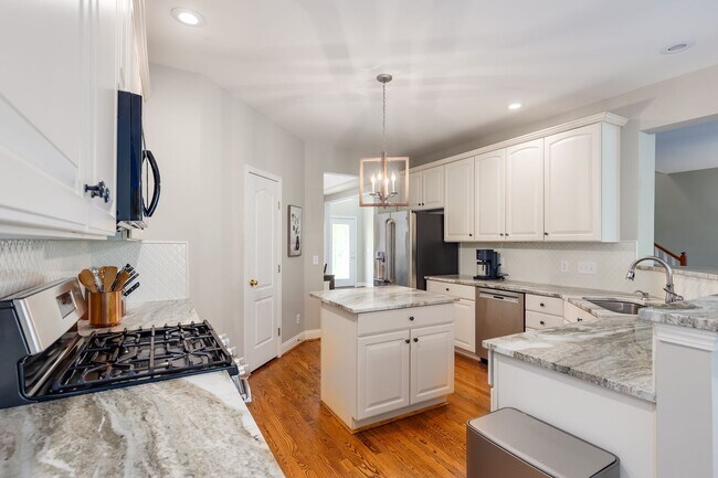 Building Photo - Short term rental available