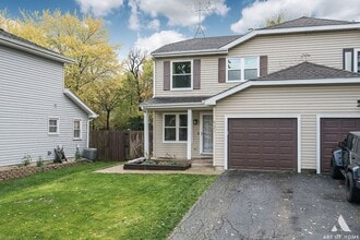Building Photo - Beautiful Townhouse In Naperville
