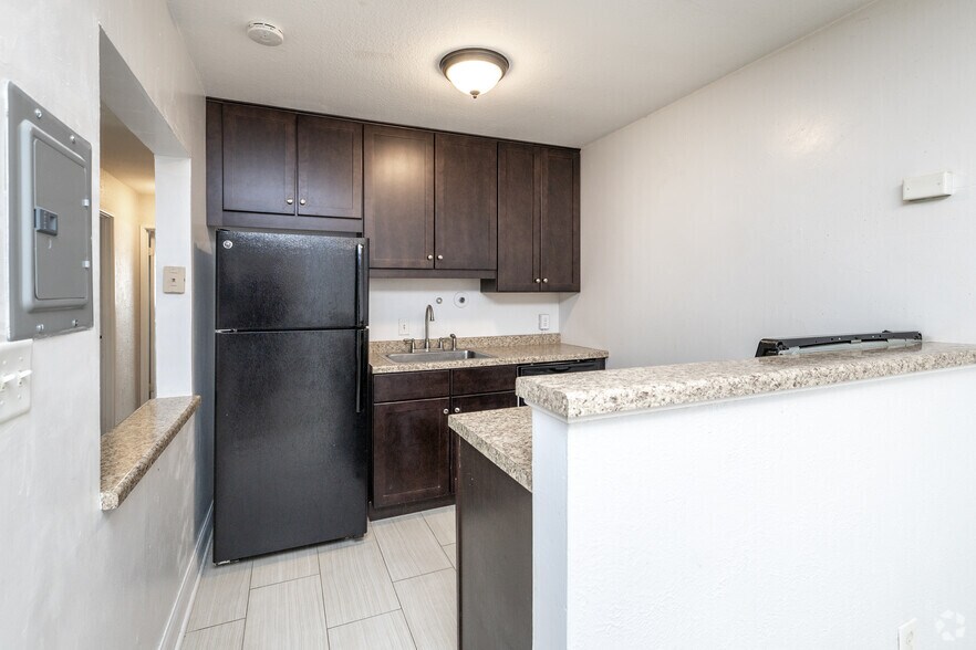 2BR, 1BA - 1,050SF - Kitchen - Irvine Park Apts