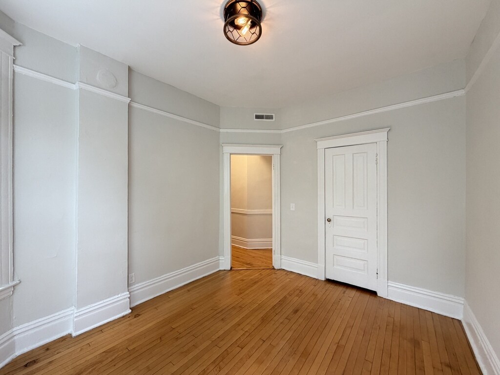 Building Photo - 1025 N Sacramento Ave