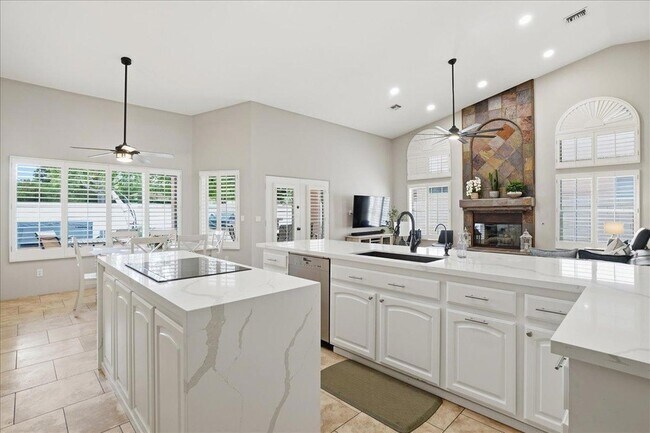 Building Photo - 1909 E Coral Tree Dr