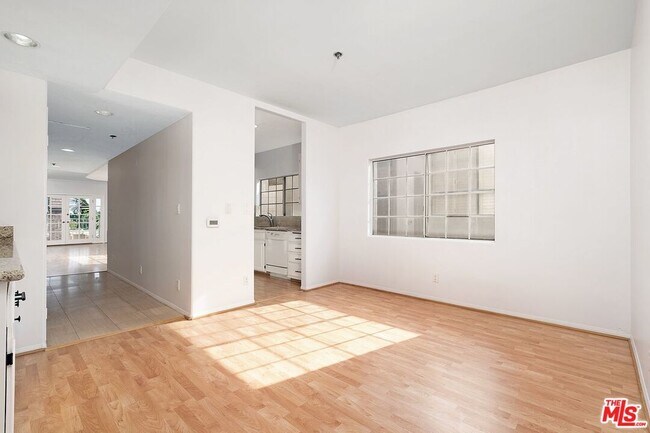Building Photo - 2205 S Bentley Ave