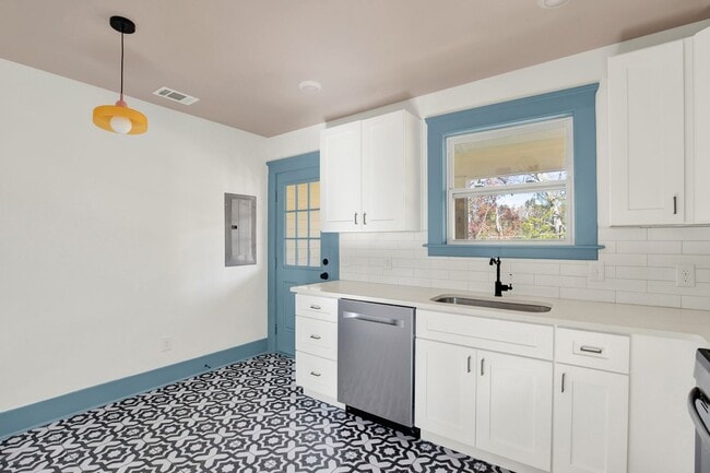 Building Photo - Eastside Beauty