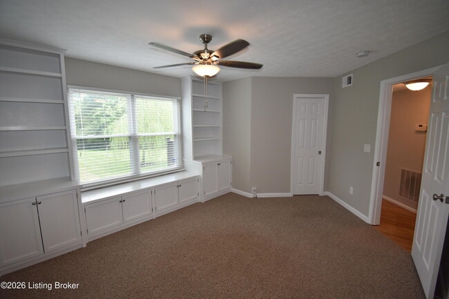 Building Photo - 10407 Pinoak View Dr