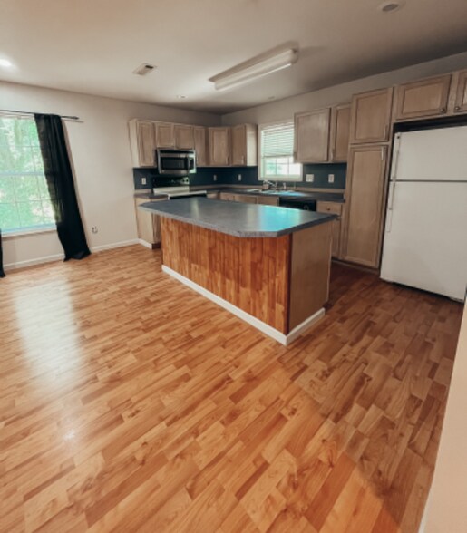 Building Photo - 214 Church Ave