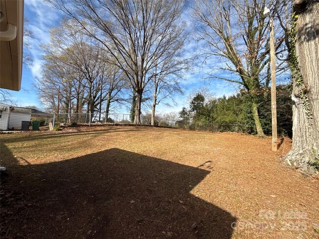 Building Photo - 1928 Russell Ave