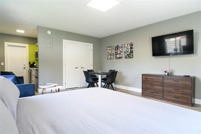 Building Photo - 1020 N Victoria Park Rd