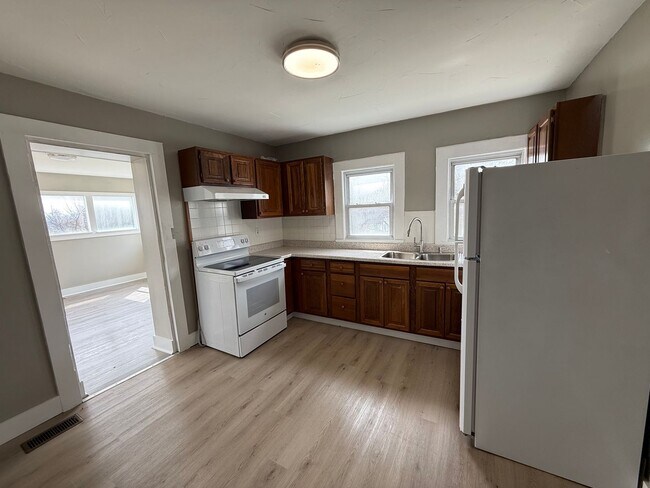 Building Photo - Charming 3 Bedroom 1 Bath home convenient to Middlebrook Pike in the West View Community
