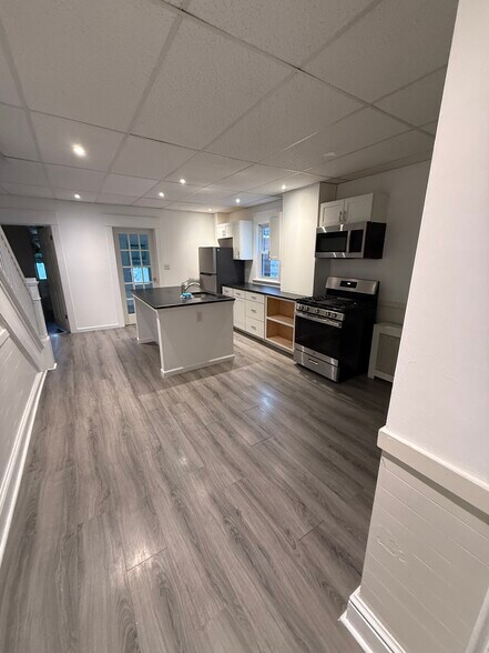 Building Photo - 87 Pine St