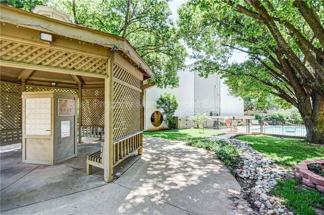 Building Photo - 11130 N Stratford Dr