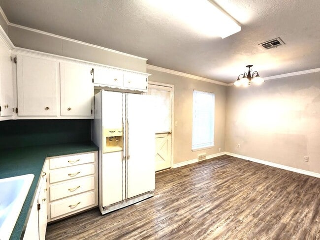 Building Photo - 3 Bed 1.5 Bath 1 Car Garage in the Henders...