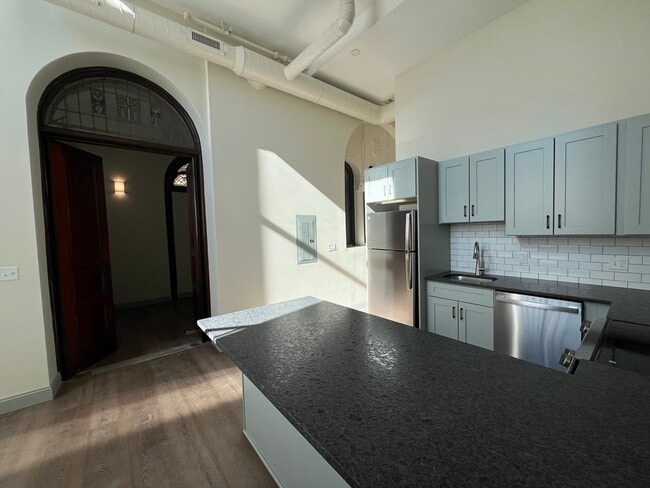 Building Photo - 160 Seabury St