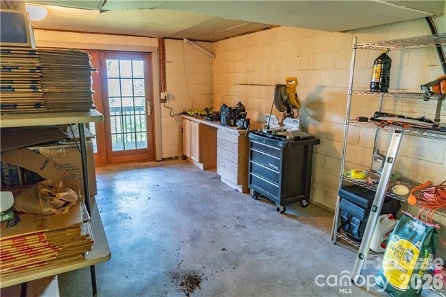 Building Photo - 40 Crestwood Dr