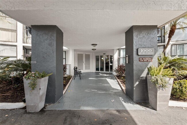 Building Photo - 1000 Parkview Dr