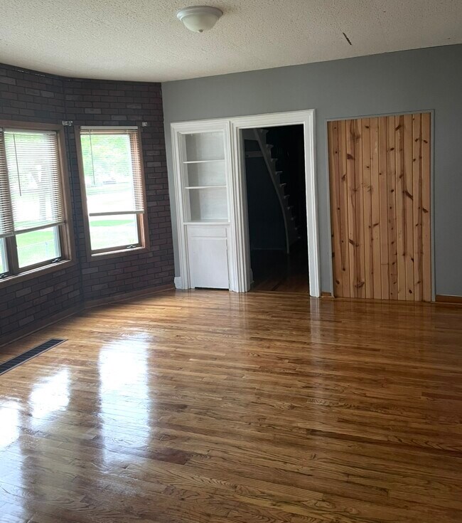 Building Photo - 307 E Wabasha St