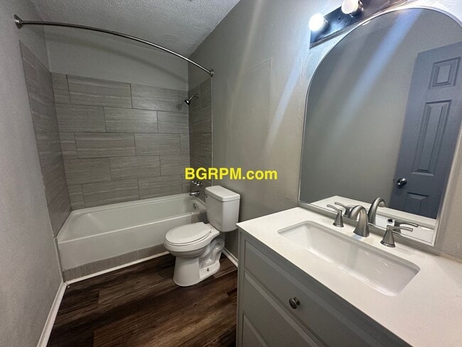 Building Photo - Fully Furnished 4 Bdrm Home