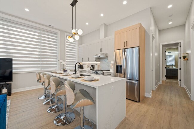 Building Photo - 801 S Western Ave