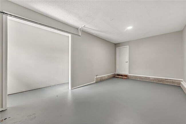 Building Photo - Updated 2 Bed 2 Bath Townhome located in East Fayetteville. Pool access included!