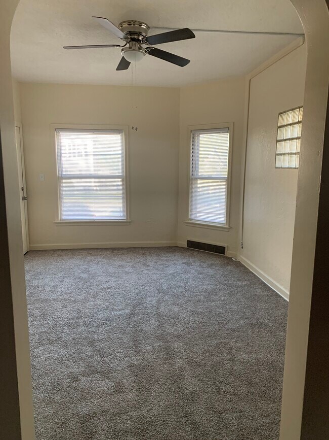 Living room with ceiling fan - 370 S State St