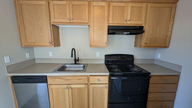 Building Photo - End unit Townhouse in Forest Grove