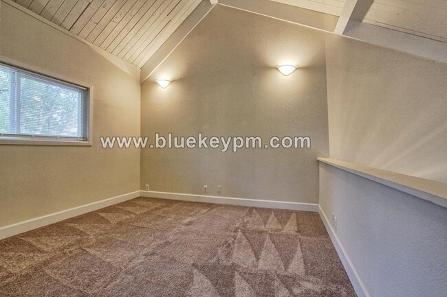 Building Photo - 2 Bed, 2 Bath Home - 1 Bed or Office and Bath on Main Floor