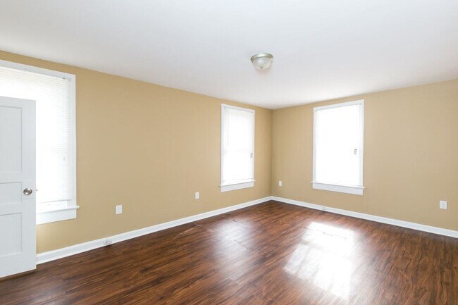 Building Photo - Cute, Clean & Completely Renovated