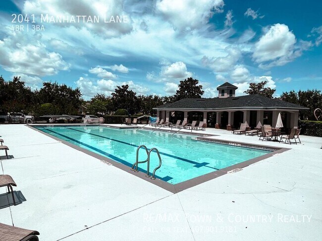 Building Photo - 2041 Manhattan Ln