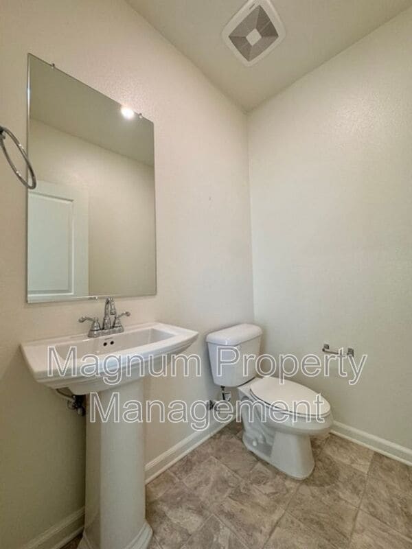 Building Photo - 31310 Reserve Dr