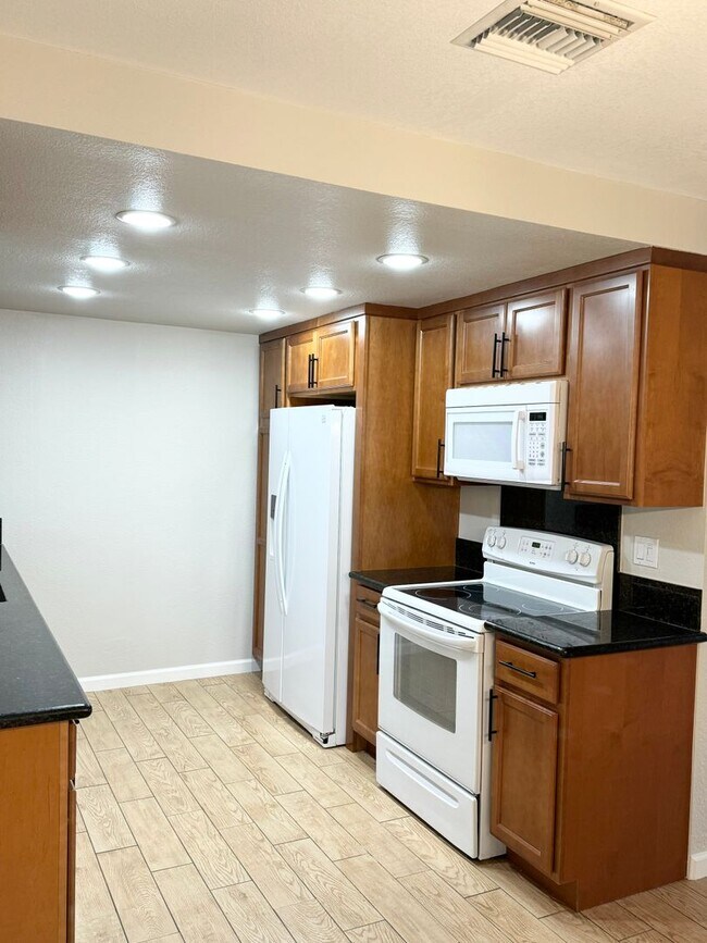 Building Photo - Great Views/3BED 2BATH/SOLAR/Move in ready