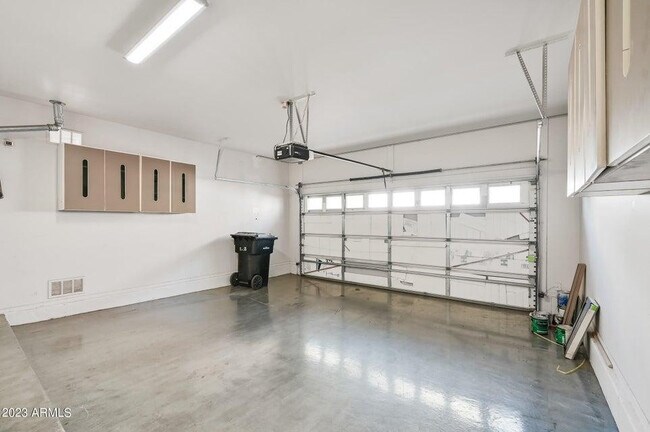 Building Photo - 3853 E Sabra Ln