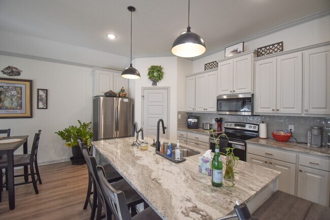 Building Photo - Available! Gorgeous 3 Bedroom 2 Bath in Tyler!