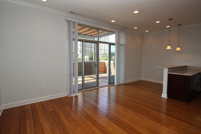 Building Photo - 1609 W Warren Blvd
