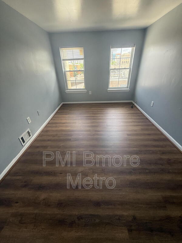 Building Photo - 922 W Lombard St