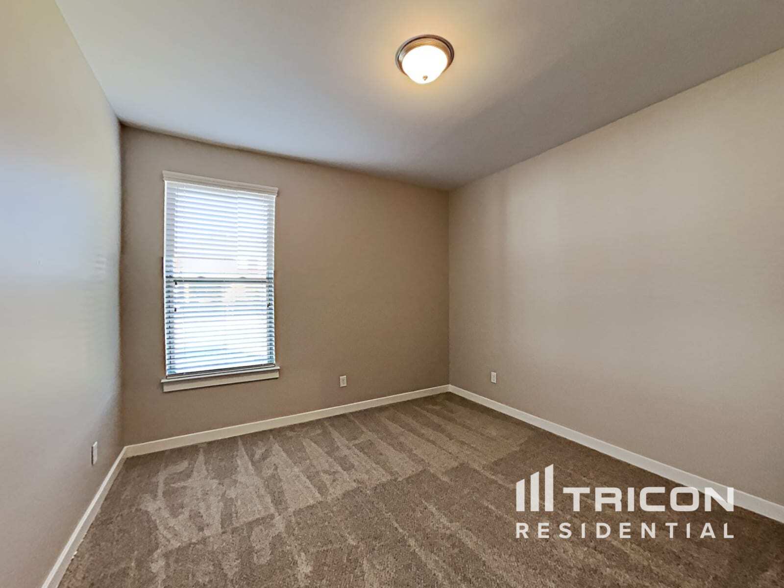 Building Photo - 745 Sapphire Dr