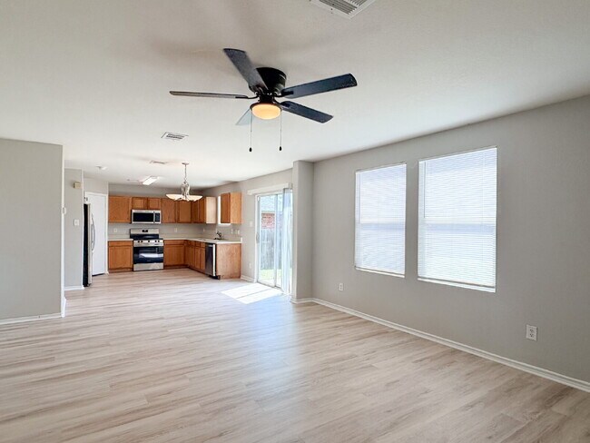 Building Photo - 2 Story - 4 Bed, 2.5 Bath Home in Crowley