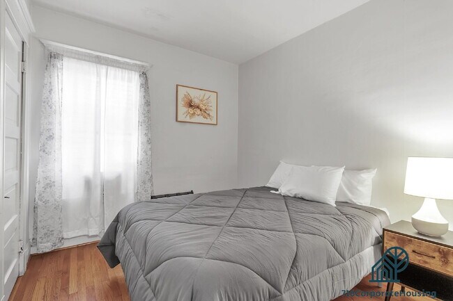 Building Photo - Furnished 3-Bedroom Lower Apartment on Bird Ave