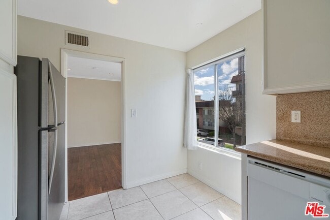 Building Photo - 328 S Elm Dr