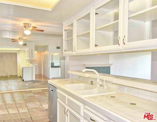 Building Photo - 521 Montana Ave