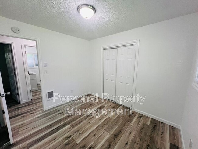 Building Photo - 3912 NE 61st Ave