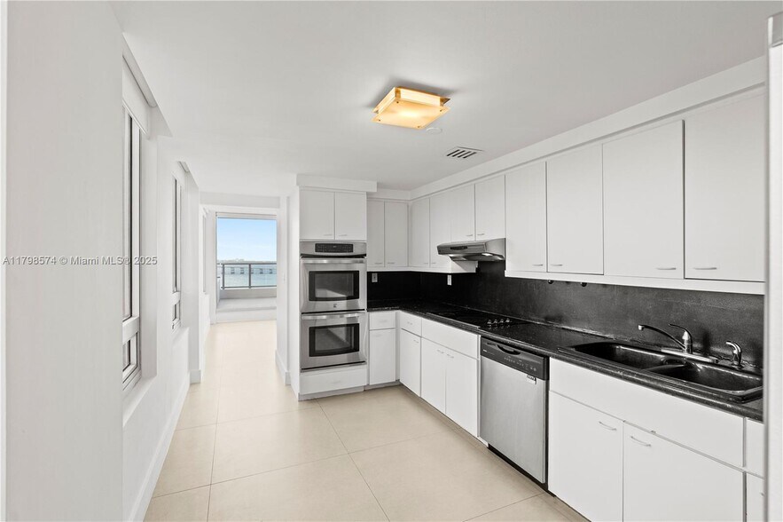 Building Photo - 1541 Brickell Ave