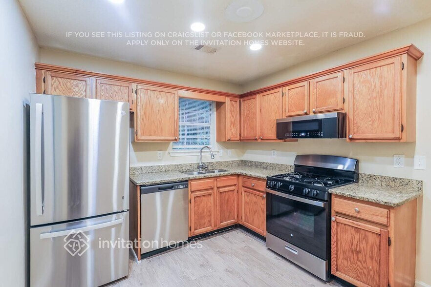 Building Photo - 220 Rosewood Dr