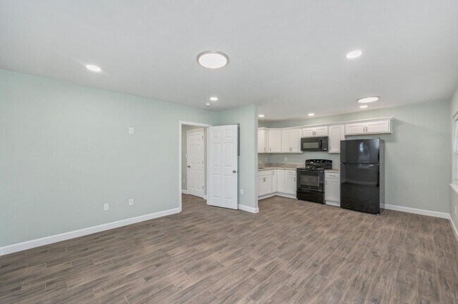 Building Photo - 718 Eglin Pkwy NE