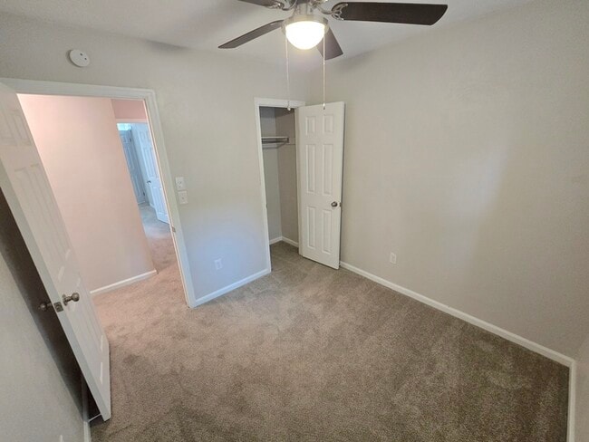 Building Photo - 3 BEDROOM END UNIT TOWNHOUSE FOR RENT IN V...