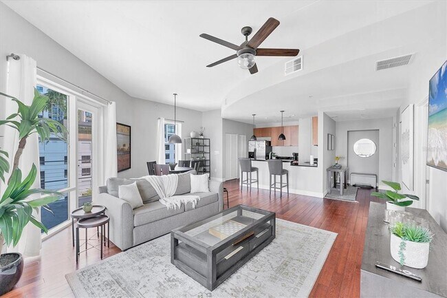 Building Photo - 525 E Jackson St