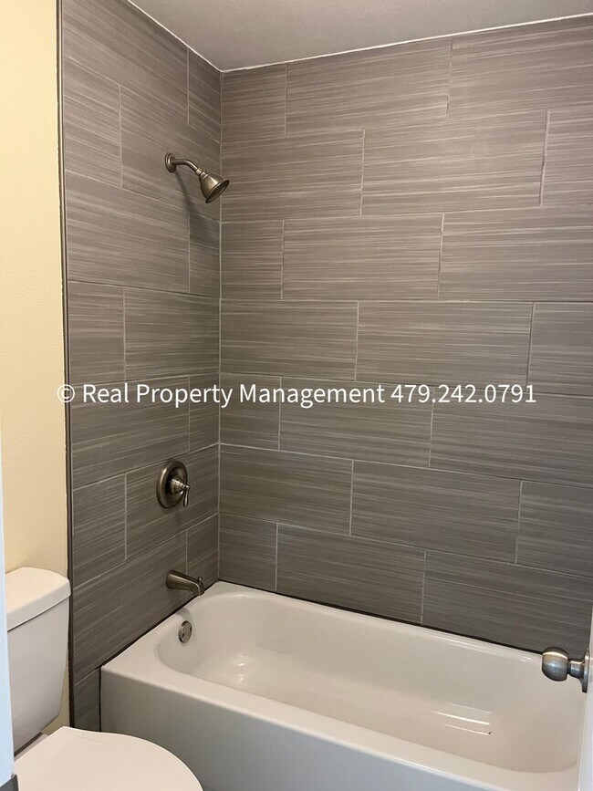 Building Photo - MOVE IN READY! Beautiful 3B/2B Newly Remod...