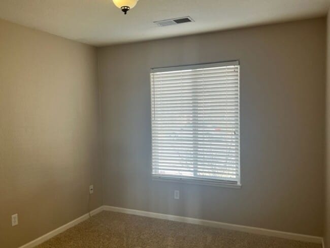 Building Photo - Corner Lot 3 Bedroom 2 Bath Double Diamond Home