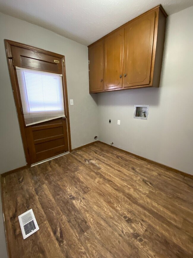 Building Photo - AVAILABLE NOW!