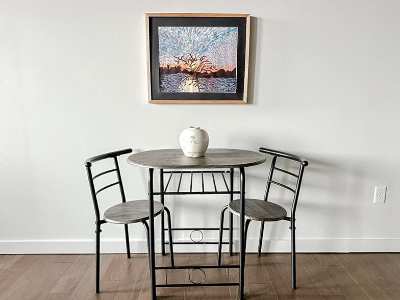 Building Photo - 605 W 4th St N